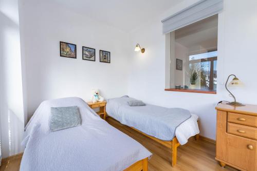 Postel nebo postele na pokoji v ubytování Apartament Bukowy z bilardem