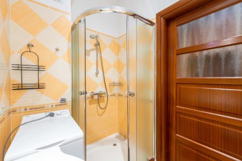 La salle de bains est pourvue d'une douche, d'un lavabo et de toilettes. dans l'établissement Apartament Bukowy z bilardem, à Wisła