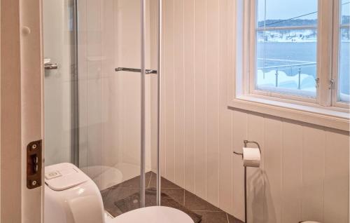 Koupelna v ubytování Stunning Apartment In Arendal With Kitchen