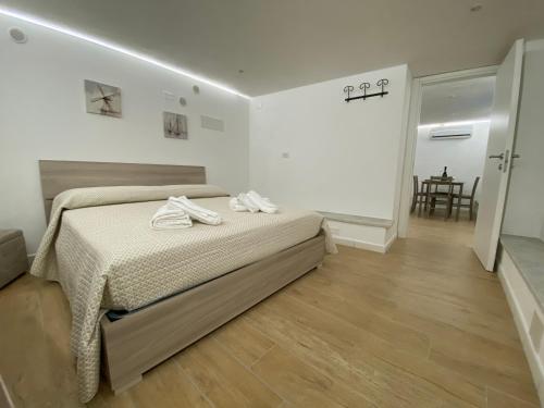 パレルモにあるCasa Vacanze Ninaのベッドルーム1室(ベッド1台、タオル2枚付)