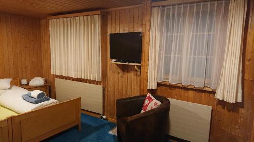 a hotel room with a bed and a television at Gasthof Surselva in Breil/Brigels