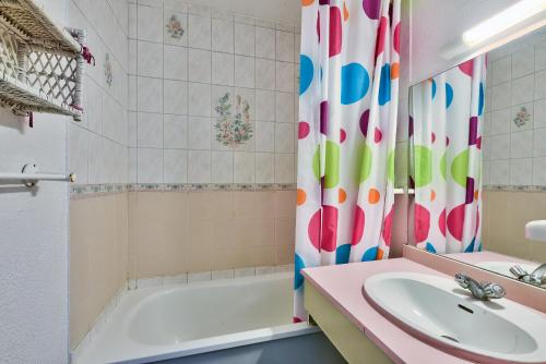 La salle de bains est pourvue d'un lavabo, d'une baignoire et d'une douche. dans l'établissement Bord de mer, a 250 m de la plage a Lacanau, à Lacanau