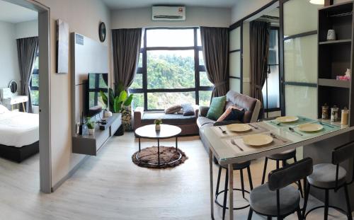 SabahSuite@Jesselton Quay في كوتا كينابالو: غرفة معيشة مع أريكة وطاولة