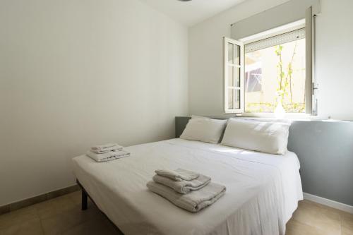 アルカモ・マリーナにあるVisitsicilia Bianca Mareのベッドルーム1室(白いベッド1台、タオル付)