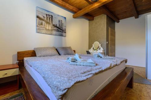 um quarto com uma cama grande e lençóis azuis em House Istrian Rose by IstriaLux em Svetvincenat