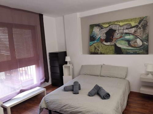 een slaapkamer met een bed met 2 kussens erop bij Alojamiento Cortes de Aragón, centro Jaca, wifi in Jaca