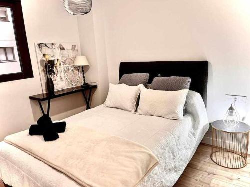 A bed or beds in a room at Sky Garden Trip Málaga