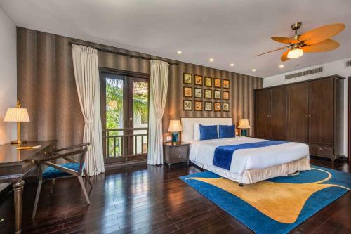 um quarto com uma cama, uma secretária e um piano em Elegant Pool Villa In 5star Resort My Khe Beach em Da Nang