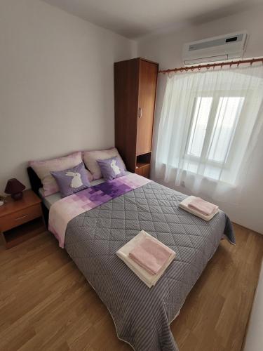 um quarto com uma cama com duas toalhas em Malin Guesthouse em Skradin