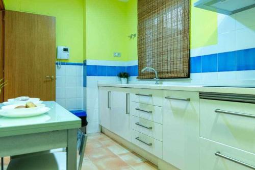 baño con armarios blancos y lavamanos en Obispo Apartamento junto a la Catedral de Málaga en Málaga