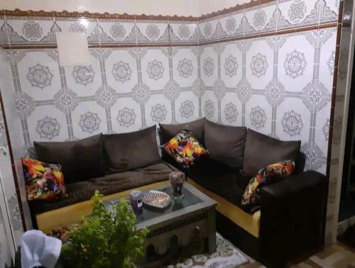 ein Wohnzimmer mit einem Sofa und einem Tisch in der Unterkunft Apartment bien equipee acasa in Casablanca