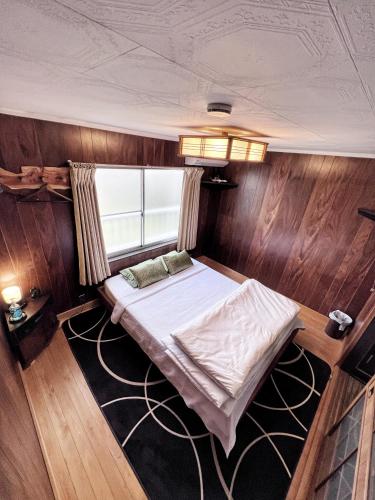 a bedroom with a bed in a boat at Bighem Maison 2 in Izumi-Sano