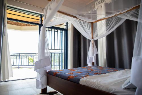 - une chambre avec un lit à baldaquin en face d'une fenêtre dans l'établissement Kay Sun Hotel, 