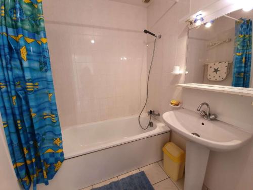 une salle de bain avec une baignoire, un lavabo et une douche dans l'établissement Appartement 3 pièces avec balcon, piscine collective et parking proche océan à Saint-Hilaire-de-Riez - FR-1-224C-250, à Saint-Hilaire-de-Riez