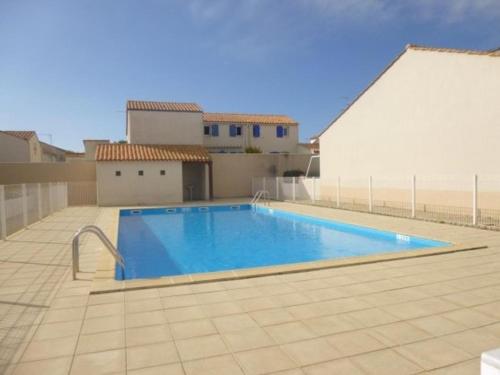 une piscine sur le toit d'une maison dans l'établissement Appartement 3 pièces avec balcon, piscine collective et parking proche océan à Saint-Hilaire-de-Riez - FR-1-224C-250, à Saint-Hilaire-de-Riez