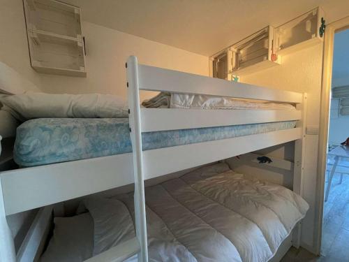 - deux lits superposés dans une chambre dans l'établissement Maison Saint-Jean-de-Monts, 1 pièce, 5 personnes - FR-1-224C-190, à Saint-Jean-de-Monts
