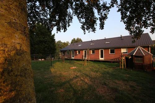 uma casa com uma cerca em frente em Private apartment - Green Heart center NL em Woerden