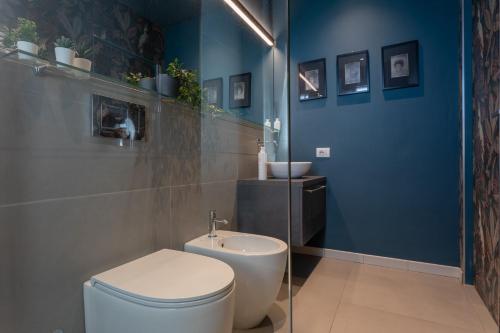 都靈的住宿－Casa del Toro allo Stadio Filadelfia by Wonderful Italy，浴室配有白色卫生间和盥洗盆。