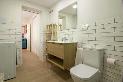 La salle de bains est pourvue de toilettes, d'un lavabo et d'un miroir. dans l'établissement Apto. Barbacana. Tranquilidad en Costa del Sol, à Caleta De Velez