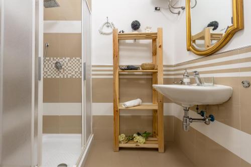 a bathroom with a shower and a sink at B&B Massimocentro in Palermo