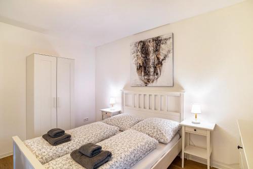 1 dormitorio con 1 cama con 2 toallas en Apartement Aposto 1 en Oberderdingen