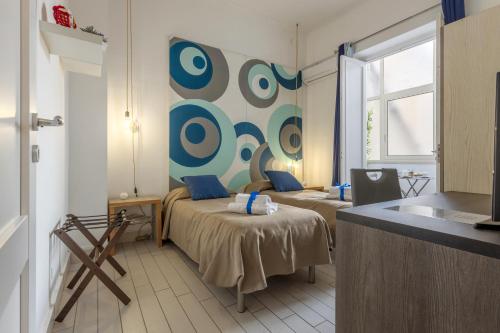 パレルモにあるB&B Massimocentroのベッド2台と窓が備わる小さな客室です。