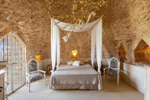 Tempat tidur dalam kamar di Trulli della Chianca by BarbarHouse srl