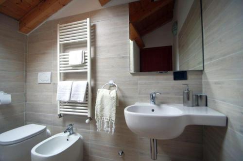 a bathroom with a sink and a toilet at Agriturismo Nonnamelia in Nasino