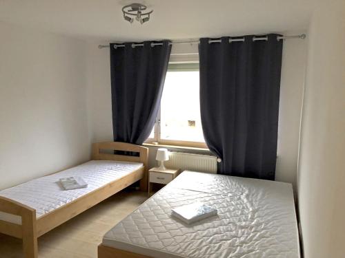 a bedroom with two twin beds and a window at Ruhige Monteurwohnung in Werder in Plötzin