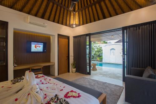 Un ou plusieurs lits dans un hébergement de l'établissement The Kon's Villa Bali Seminyak