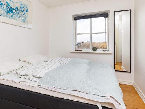 ロッケンにあるThree-Bedroom Holiday home in Løkken 9の白いベッドルーム(ベッド1台、窓付)