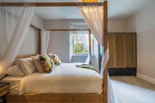 מיטה או מיטות בחדר ב-Stylish Sea View Apartment