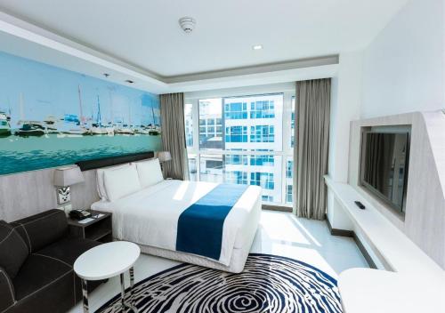 Habitación de hotel con cama y sofá en Holiday Inn Express Pattaya Central, an IHG Hotel en Pattaya centro