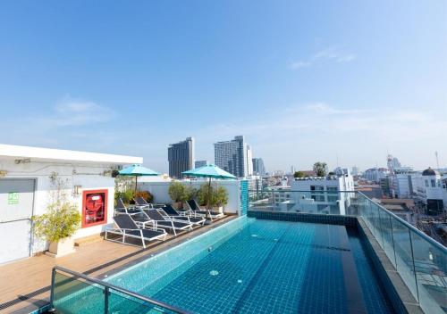 una piscina sul tetto di un edificio di Holiday Inn Express Pattaya Central, an IHG Hotel a Centro di Pattaya