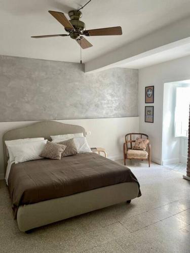 La casa sul Cortile في سيراكوزا: غرفة نوم بها سرير ومروحة سقف