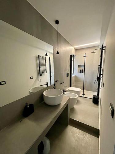 La casa sul Cortile في سيراكوزا: حمام مع مغسلتين ودورتين مياه