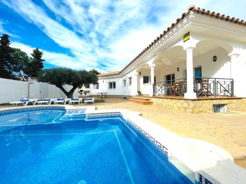 Bazén v ubytovaní Arenda Mara villa con piscina privada jardín alebo v jeho blízkosti