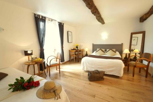 Postel nebo postele na pokoji v ubytování Logis Hotel Restaurant LA BARGUILLERE