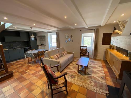 un salon avec un canapé et une table dans l'établissement Maison Albertine, à Creissels