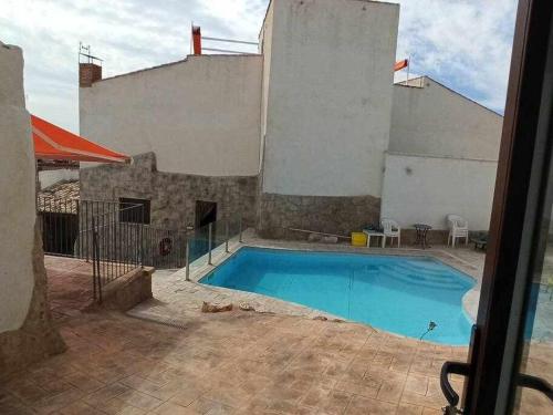 una piscina frente a un edificio en El Almez I Casa Rural, 