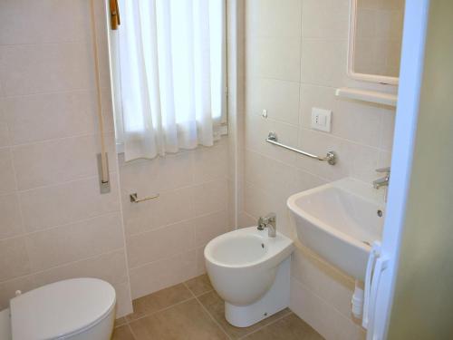A bathroom at Renewed flat with seaview - Beahost