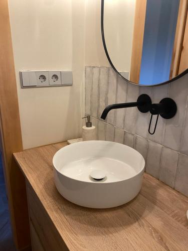 La salle de bains est pourvue d'un lavabo blanc et d'un miroir. dans l'établissement Casa Caliza, à Puertas