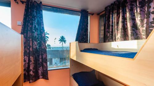 1 dormitorio con litera y ventana en HOTEL AVISHA Residency en Marmagao