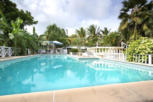 Bungalow accueillant avec jacuzzi à Grand-Bourg