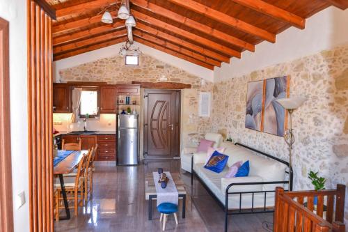 uma sala de estar com um sofá e uma cozinha em Villa Anastasia Luxe with Top WiFi, BBQ & Amazing Views em Kissamos