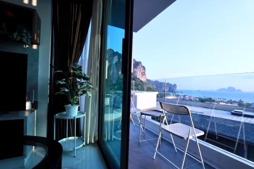 balcone con 2 sedie e vista sull'acqua di A402-Silk Condo Aonang-Sea view-5 mins walk to beach ad Aonang Beach
