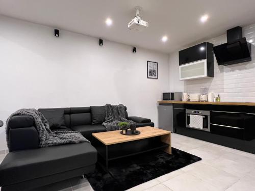 un salon avec un canapé et une table dans l'établissement Maison de ville moderne proche du centre-ville, à Camon