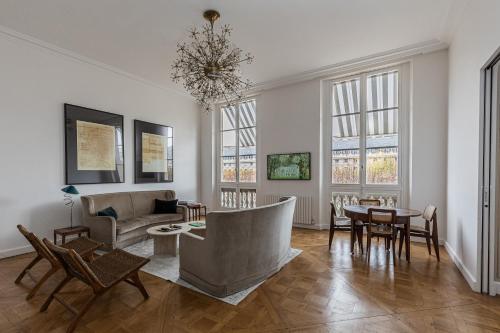Prestigious home overlooking Palais-Royal Garden