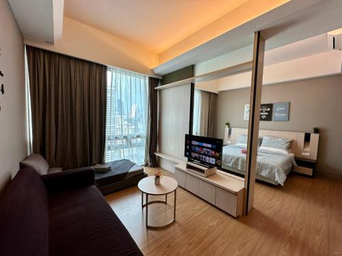 1 dormitorio con cama y espejo grande en TheEden#13 SwissGardenKL, en Kuala Lumpur