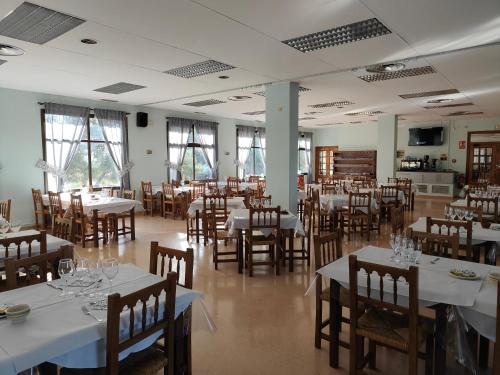 מסעדה או מקום אחר לאכול בו ב-Hostal Restaurante Venta del Barro